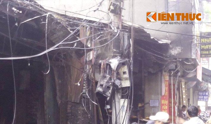 Theo người dân chứng kiến, "thủ phạm" chính là cột điện ngay gần 2 xưởng gỗ. Lửa phát ra từ dây điện rồi nhanh chóng bắt vào những vật dụng bên trong xưởng gỗ.