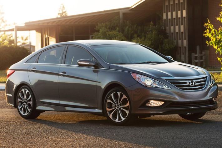 Hyundai Sonata 2014: Về diện mạo bên ngoài, mẫu xe mới có một vài thay đổi nhỏ trong thiết kế như lưới tản nhiệt điều chỉnh, đèn pha HID, đèn hậu LED và la-zăng 17 inch hoặc 18 inch. Về động cơ, Hyundai cung cấp cho khách hàng 2 loại: động cơ xăng I4 DOHC 2.4L và động cơ xăng 2.0L GDI Turbo.