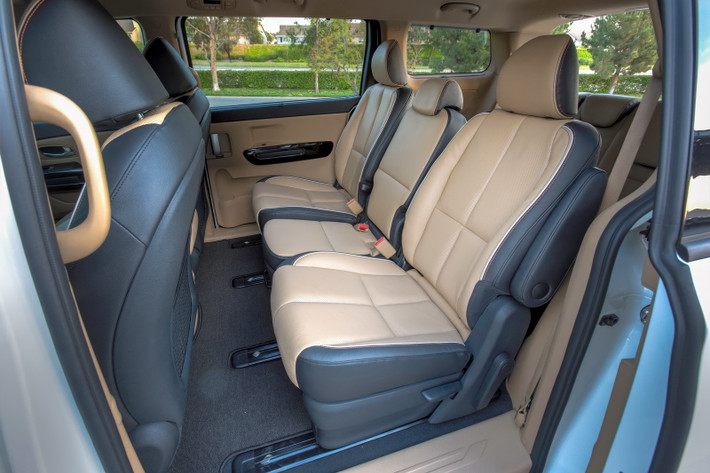 Kia Sedona 2015 cũng được thiết kế với trục dài hơn và không gian rộng hơn, đủ cho 8 người ngồi cùng lái xe.