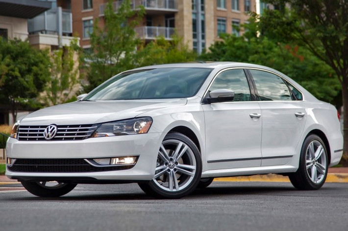 Volkswagen Passat 2014: Mẫu xe được trang bị động cơ mới, có dung tích nhỏ và hiệu suất mạnh hơn. Động cơ tăng áp 4 xi-lanh, 1.8L của nó có sức mạnh không thua gì động cơ 2.5L đời trước (hiệu suất 170 mã lực và mô-men xoắn cực đại 250 Nm).