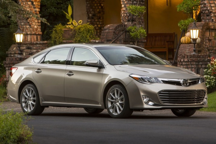 Toyota Avalon 2014: Phiên bản mới của Avalon đã đạt đến thành công mà trước đây nó không thể chạm đến. Rộng rãi, yên tĩnh, cảm giác lái tốt, tiết kiệm nhiên liệu và rất đáng tin cậy là những gì chúng ta nhận thấy ở Avalon. Mô hình mới sử dụng hệ thống điều khiển cảm ứng giúp các thao tác linh hoạt và xử lý thoải mái hơn.