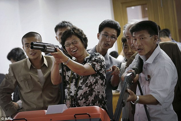 Mọi người thích thú với trò chơi bắn súng.