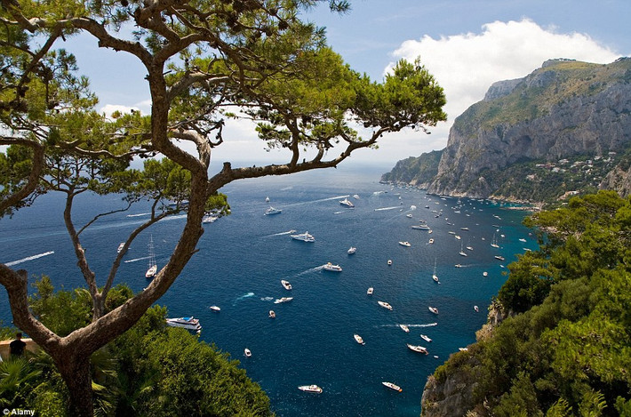 7. Đảo Capri, nằm ngoài khơi vịnh Napoli của Italy, có khí hậu ôn hòa và rất nhiều cây xanh. Đây là địa điểm được nhiều họa sĩ và nhà văn nổi tiếng rất ưu thích.