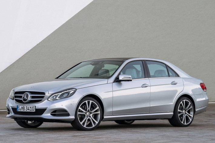 Mercedes E-Class 2014: Mẫu xe này sử dụng động cơ V6 công suất 302 mã lực cùng hộp số tự động 7 cấp với sang số trên vô-lăng. Tính năng Start/Stop là tùy chọn, cũng như hệ thống cảnh báo va chạm phía trước.