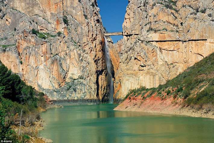 Con đường El Caminito del Rey bắc qua hẻm núi Gaitanes, nhìn xuống sông Guadalhorce gần thị trấn El Chorro.