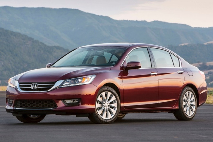 Honda Accord 2014: Mẫu xe này có kích thước tổng thể nhỏ nhắn hơn thế hệ tiền nhiệm, nhưng không gian nội thất lại gia tăng thêm, đảm bảo sự rộng rãi và thoải mái cho hành khách.