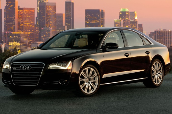 Audi A8 2014: Động cơ V8 4.2L trên mẫu xe này có thể sinh công suất cực đại 330 mã lực ở 6.500 vòng/phút, mô-men xoắn cực đại 430 Nm ở 3.500 vòng/phút. Từ điểm khởi động, chiếc xe đạt tới tốc độ 100 km/h trong vòng 6,3 giây.