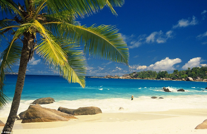 6. Đảo Seychelles được ví như là thiên đường giữa Ấn Độ Dương. Hòn đảo này rất hoang sơ và gần như không bị tác động bởi bàn tay con người.