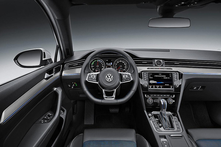 Nội thất của xe Passat GTE được thiết kế với điểm nhấn là đường viền màu xanh, cần điều khiển số cũng được thiết kế lại và vô lăng được bọc da.