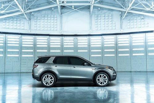 Các phiên bản Land Rover Discovery Sport 2015 sản xuất cho thị trường Mỹ sẽ được trang bị động cơ xăng 2.0L 4 xi-lanh với công suất 240 mã lực, cùng hộp số 9 cấp độ và hệ thống dẫn động 4 bánh.