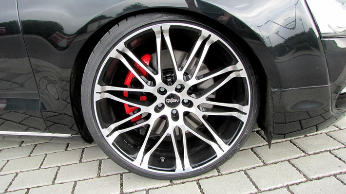 Những thay đổi khác bao gồm bộ la-zăng hợp kim Oxigin14 Oxrock 22 inch được bao quanh bởi lốp Continental Sport Contact 3.