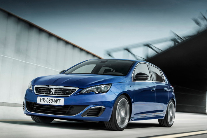 Logo của hãng Peugeot được đặt giữa lưới sắt của 308 GT thay vì trên nắp như các phiên bản trước.
