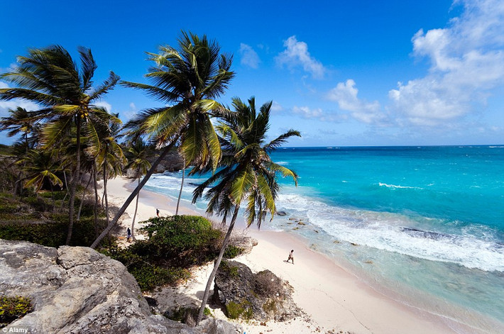 8. Trên hòn đảo Barbados xinh đẹp, bạn có thể nghỉ ngơi trên những bãi biển cát trắng, thưởng thức hải sản, uống rượu rum.