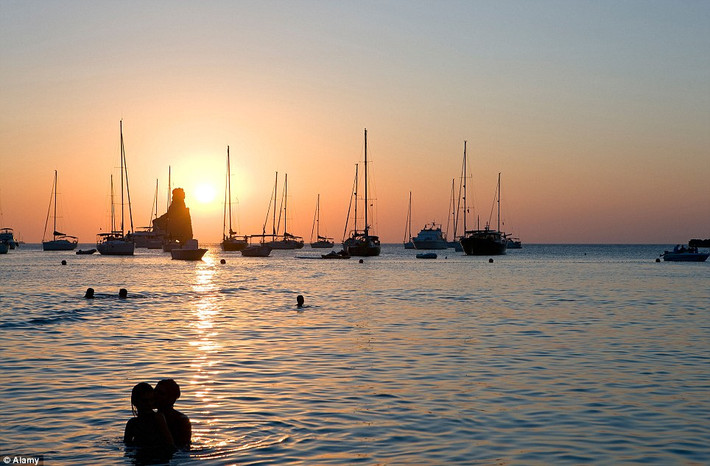 5. Quần đảo Balearic từng là địa điểm du lịch hấp dẫn nhất thế giới. Vẻ đẹp của quần đảo này là sự kết hợp giữa những ngôi làng nhỏ cổ kính và các bờ biển dài.