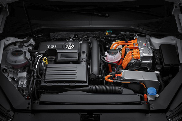 Passat GTE được trang bị hệ thống động cơ hybrid xăng-điện, bao gồm động cơ xăng TSI 1.4 lít với công suất 156 mã lực và động cơ điện với công suất 115 mã lực. Sự kết hợp của 2 động cơ có thể tạo ra công suất 218 mã lực. Xe sử dụng hộp số tự động 6 cấp độ.