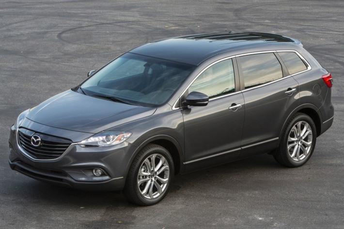 Mazda CX-9 2014: Xe vẫn sử dụng động cơ V6 dung tích 3.2L công suất 273 mã lực và mô-men xoắn 367Nm, kết hợp với hộp số tự động 6 cấp. Hệ thống thông tin giải trí trên xe được nâng cấp với dàn âm thanh, hệ thống dẫn đường và các hệ thống nhận diện giọng nói mới.