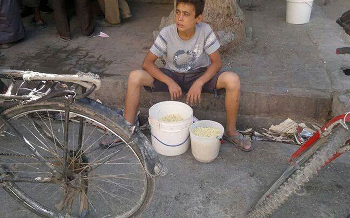 Trẻ em tại thành phố Raqqa đa số phải bỏ học để làm việc kiếm tiền cho gia đình. Một số trẻ em đi bán thực phẩm hay thuốc lá.