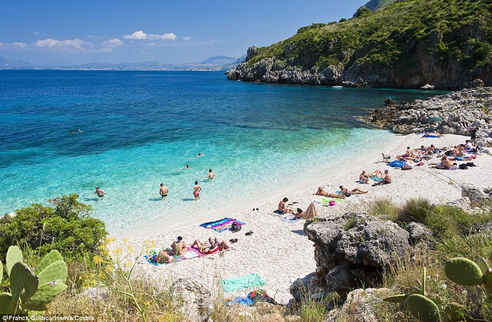 3. Sicily là hòn đảo lớn nhất tại vùng biển Địa Trung Hải. Du khách tới đây không chỉ bởi những bãi biển đẹp mà để khám phá khu bảo tồn thiên nhiên Zingaro trên đảo.
