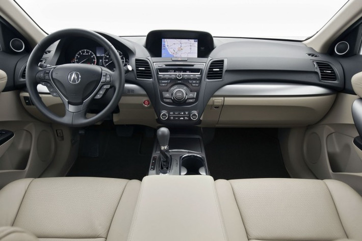 Bên trong xe RDX 2014, các vật liệu nội thất có chất lượng cao và được cải thiện về khả năng cách âm. Các ghế ngồi bọc da tiêu chuẩn, ghế trước có sưởi ấm và cửa sổ trời chỉnh điện cùng với hệ thống âm thanh 360W tiêu chuẩn.