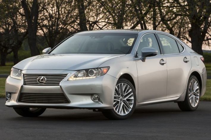 Lexus ES 350 2014: “Trái tim” của ES350 là khối động cơ V6 3.5L của Toyota. Với công nghệ van nạp biến thiên VVTi, khối động cơ V6 cho công suất 268 mã lực tại 6.200 vòng/phút và mô-men xoắn cực đại 336 Nm tại 4.700 vòng/phút.