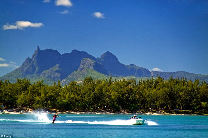 9. Hòn đảo Mauritius với bãi biển an toàn và sóng lặng là địa điểm nghỉ ngơi lý tưởng cho các gia đình hay các cặp đôi mới cưới.
