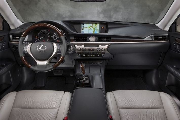 Lexus ES350 được cung cấp với 3 tùy chọn nội thất, bao gồm Premium, Luxury và Ultra Luxury với giá bán khác nhau. Với mỗi gói nội thất, khách hàng sẽ nhận được những trang bị khác nhau ở nội thất của xe.