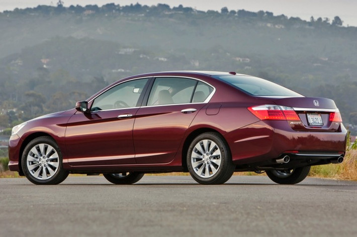 Accord 2014 sở hữu động cơ 2.4L với 4 xi-lanh thẳng hàng, sản sinh công suất 174 mã lực cùng hộp số tự động 5 cấp.
