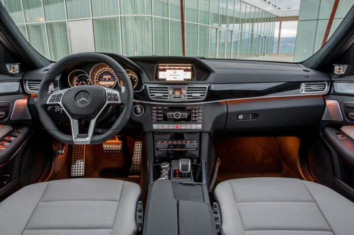 Nội thất E-Class 2014 hứa hẹn nhiều nâng cấp nhằm thỏa mãn những yêu cầu ngày càng cao của người sử dụng. Vẫn duy trì vẻ sang trọng truyền thống, nhưng không gian nội thất của E-Class cải tiến ở cụm điều khiển trung tâm, bảng táp-lô, các chi tiết bằng gỗ và nhôm xen kẽ, đồng hồ mới giữa các cửa gió điều hoà.