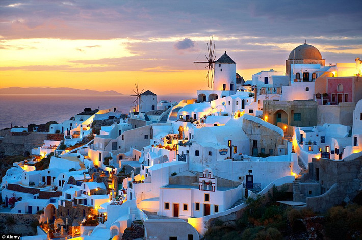 2. Quần đảo Greek là địa điểm du lịch phổ biến đối với người dân Hi Lạp và du khách nước ngoài. Điều hấp nhất của quần đảo này là những ngôi làng cổ, như Santorini.