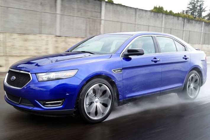 Phiên bản Ford Taurus 2014 với động cơ V6 3.5L, có công suất tối đa 290 mã lực. Mẫu xe này được đánh giá tiết kiệm nhiên liệu hơn hầu hết các đối thủ trong phân khúc sedan cỡ lớn.