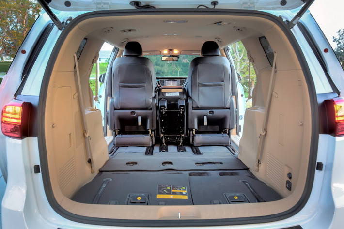 Các ghế sau của Kia Sedona 2015 cũng dễ dàng được tháo bỏ để trở thành một khoang chứa đồ tiện lợi.