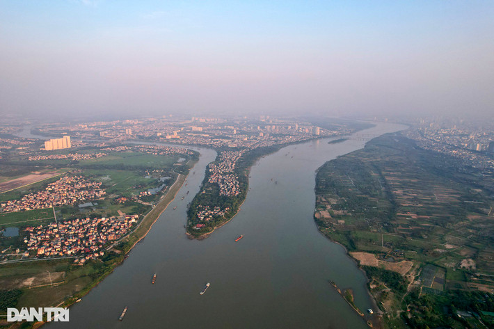 3 - Sông Đuống: Sông Đuống là phân lưu của sông Hồng, dài 65km, nối liền hai con sông lớn của miền Bắc là sông Hồng và sông Thái Bình. Điểm đầu tại nơi giáp ranh giữa xã Xuân Canh (huyện Đông Anh) và quận Long Biên của thành phố Hà Nội. Điểm cuối tại xã Cao Đức (Bắc Ninh) để hợp lưu với sông Thương thành sông Thái Bình. Trong ảnh là điểm đầu sông Đuống (bên trái).