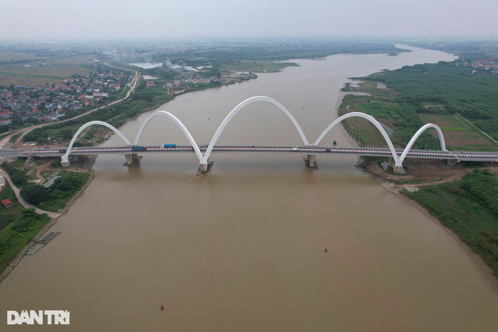 Hiện sông Đuống có 6 cây cầu bắc qua. Địa phận Hà Nội gồm cầu Đuống, cầu Đông Trù, cầu Phù Đổng. Địa phận Bắc Ninh gồm cầu Kinh Dương Vương, cầu Hồ, cầu Bình Than. Trong ảnh là cầu Kinh Dương Vương bắc qua sông Đuống.