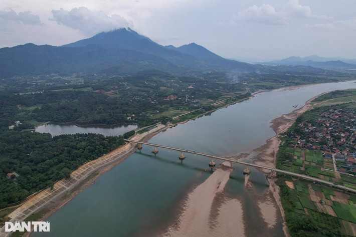 Hàng loạt các thủy điện lớn được xây dựng trên sông Đà như: Hòa Bình, Sơn La, Lai Châu... Sông Đà còn được gọi là dòng sông năng lượng. Vào những thời điểm hồ thủy điện tích nước, lòng sông thu hẹp để lộ ra những bãi cát lớn. Ảnh chụp sông Đà tại cầu Đồng Quang, con sông là ranh giới tự nhiên giữa Hà Nội (bên trái) và tỉnh Phú Thọ (bên phải).