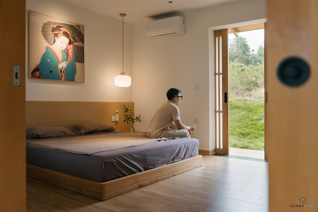 Các phòng ngủ đều được bố trí đơn giản nhất có thể với giường ngủ và tủ quần áo cá nhân, càng ít sở hữu càng nhẹ nhõm và lo âu, cho giấc ngủ tròn ngon không mộng mị.