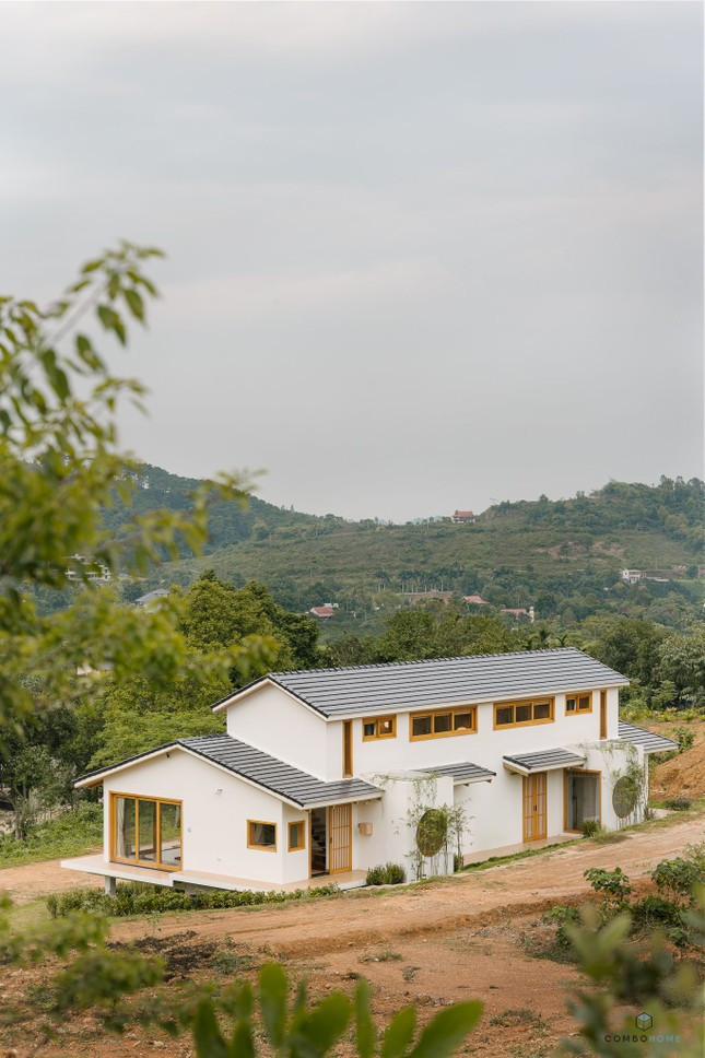 Mỗi căn nhà gồm hai phòng ngủ trên và dưới, khu bếp, khách được tổ chức trên không gian mở. Bể ngâm cho con trẻ mỗi khi mùa hè đến, hiên nhà được bao quanh để gia chủ ngồi ngắm nhìn mây núi.