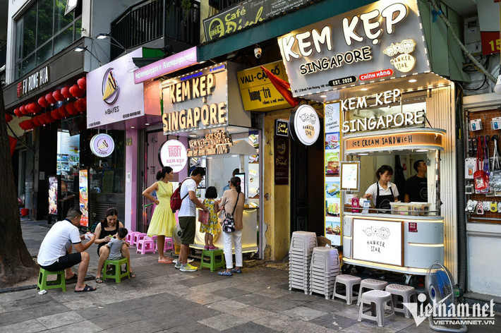 Kem kẹp, một trong những món ăn đường phố nổi tiếng tại Singapore xuất hiện tại Việt Nam khoảng hơn 2 năm qua. Thời gian gần đây, loại quà vặt này bắt đầu được nhiều người ở Hà Nội và TP.HCM biết đến, các tiệm kinh doanh cũng xuất hiện nhiều hơn.