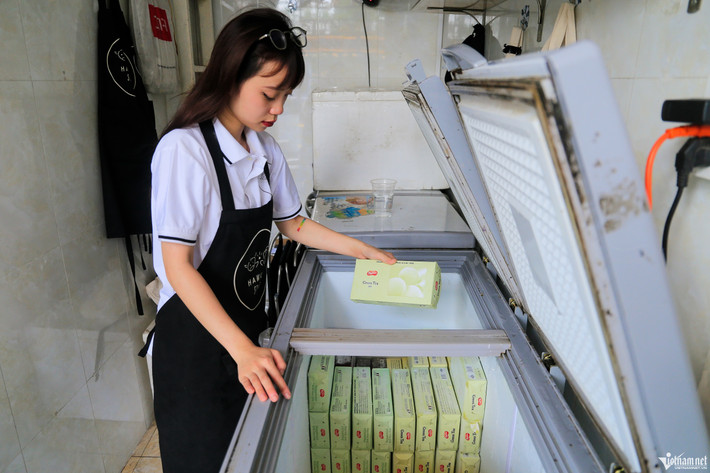 Yến Nhi (quản lý một cửa hàng) cho biết kem được chuyển từ Singapore bằng máy bay về Việt Nam. Do nó chứa rất ít nước và được bảo quản bởi nhiều lớp giấy, khi tới Hà Nội chất lượng không thay đổi. "Chỉ cần bỏ vào cấp đông với nhiệt độ từ 0 độ C đến -28 độ C là kem có thể dùng bình thường", Nhi nói.