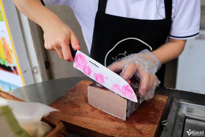 Điểm khác biệt so với kem truyền thống, kem này kẹp và ăn cùng với bánh xếp hoặc sandwich. Khi thưởng thức, thực khách sẽ cảm thấy lạ miệng, mỗi chiếc có giá 30.000 đồng.
