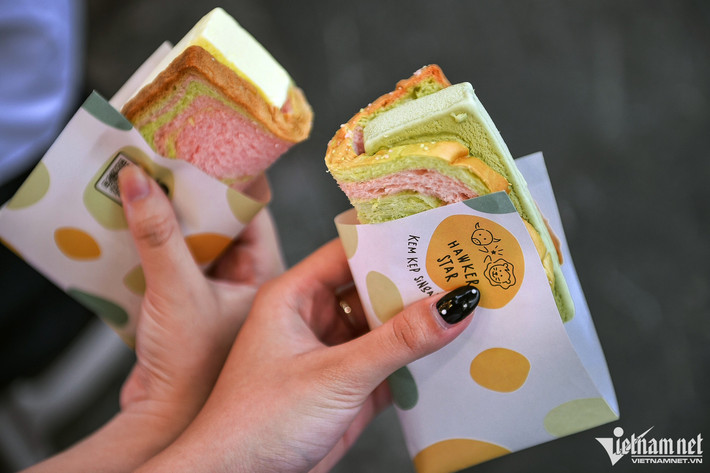 Kem kẹp có nhiều hương vị khác nhau như xoài, khoai môn, trà xanh, sầu riêng, chocolate, bạc hà chocolate, trái cây nhiệt đới, thạch dừa, khoai môn, phúc bồn tử, vanilla.