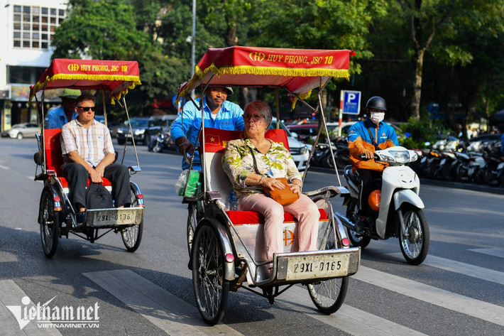 Những người hành nghề đạp xích lô đã trở lại với guồng quay công việc sau những ngày dài thất nghiệp vì đại dịch. Giá của một chuyến chở khách vòng quanh trung tâm phố cổ, hồ Hoàn Kiếm là 125.000 đồng/lượt.
