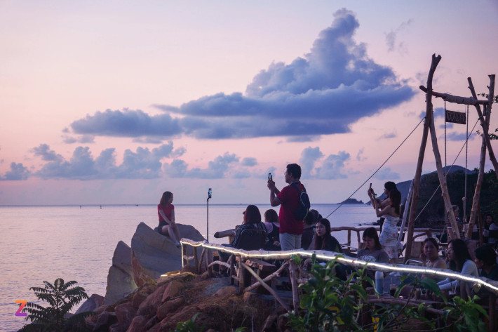 Tờ mờ sáng cuối tuần, quán cà phê Sunrise Côn Đảo thu hút giới trẻ trẻ tìm đến thưởng thức cà phê, chờ bình minh lên. Nhiều người tranh thủ chụp ảnh với khoảnh khắc những đám mây nhuộm hồng trên biển. Bên cạnh những di tích lịch sử, địa điểm du lịch tâm linh, Côn Đảo còn sở hữu nhiều bãi tắm, hòn đảo nhỏ mang vẻ đẹp hoang sơ.