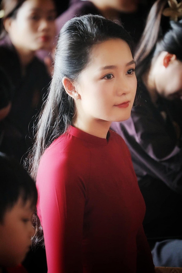BTV Thu Hà với vẻ đẹp hiền lành, nụ cười duyên và được yêu mến trong chương trình Bản tin thời sự 19h. Trước khi là nhân viên nhà đài, nữ BTV còn tham gia cuộc thi Hoa hậu Việt Nam 2006.