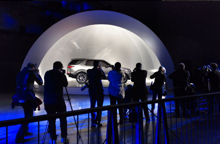 Phóng viên chụp ảnh chiếc Land Rover Discovery Vision trên kệ trưng bày.