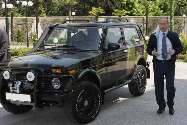 Chiếc Lada Niva được sơn màu giống như xe quân đội là một trong những chiếc xe yêu thích của tổng thống Putin. Ông thường lái chiếc xe này trong các chuyến đi nghỉ ngơi của mình.