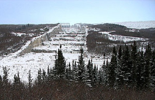Nhà máy thủy điện James Bay, Canada có công suất 16.000 MW. Nhà máy này được xây dựng từ năm 1972 có vốn đầu tư lên tới 13 tỷ USD.