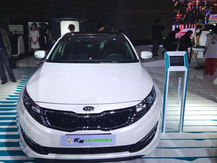 Dòng xe đến từ Hàn Quốc Kia K5 hybrid dự triển lãm Bắc Kinh với kiểu dáng bắt mắt, động cơ sử dụng kết hợp xăng và điện đem lại hiệu suất lớn hơn chiếc xe.