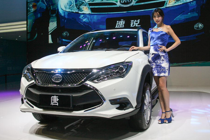 Mẫu BYD Chui của trung Quốc tuy chạy bằng năng lượng xăng nhưng mức tiêu thụ chỉ bằng 1 chiếc xe máy. Theo thông tin của nhà sản xuất, xe chỉ tốn 2lít/100km.