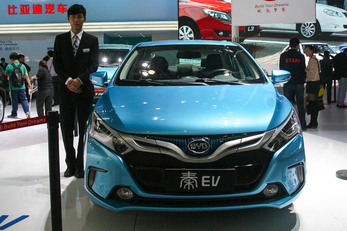 BYD Qin EV là dòng xe hybrid chạy điện do Trung Quốc sản xuất có khả năng tiêu thụ mức năng lượng thấp, hiệu suất cao, kiểu dáng bắt mắt hứa hẹn sẽ là mẫu hybrid thành công nhất của nước này.