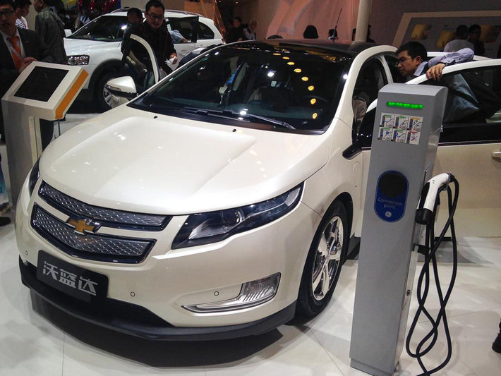 Hãng GM mang tới triển lãm Bắc Kinh lần này mẫu Chevrolet Volt chạy hoàn toàn bằng năng lượng điện thu hút khách hàng bởi khả năng tiêu thụ nhiên liệu thấp nhưng hiệu suất hoạt động cao.